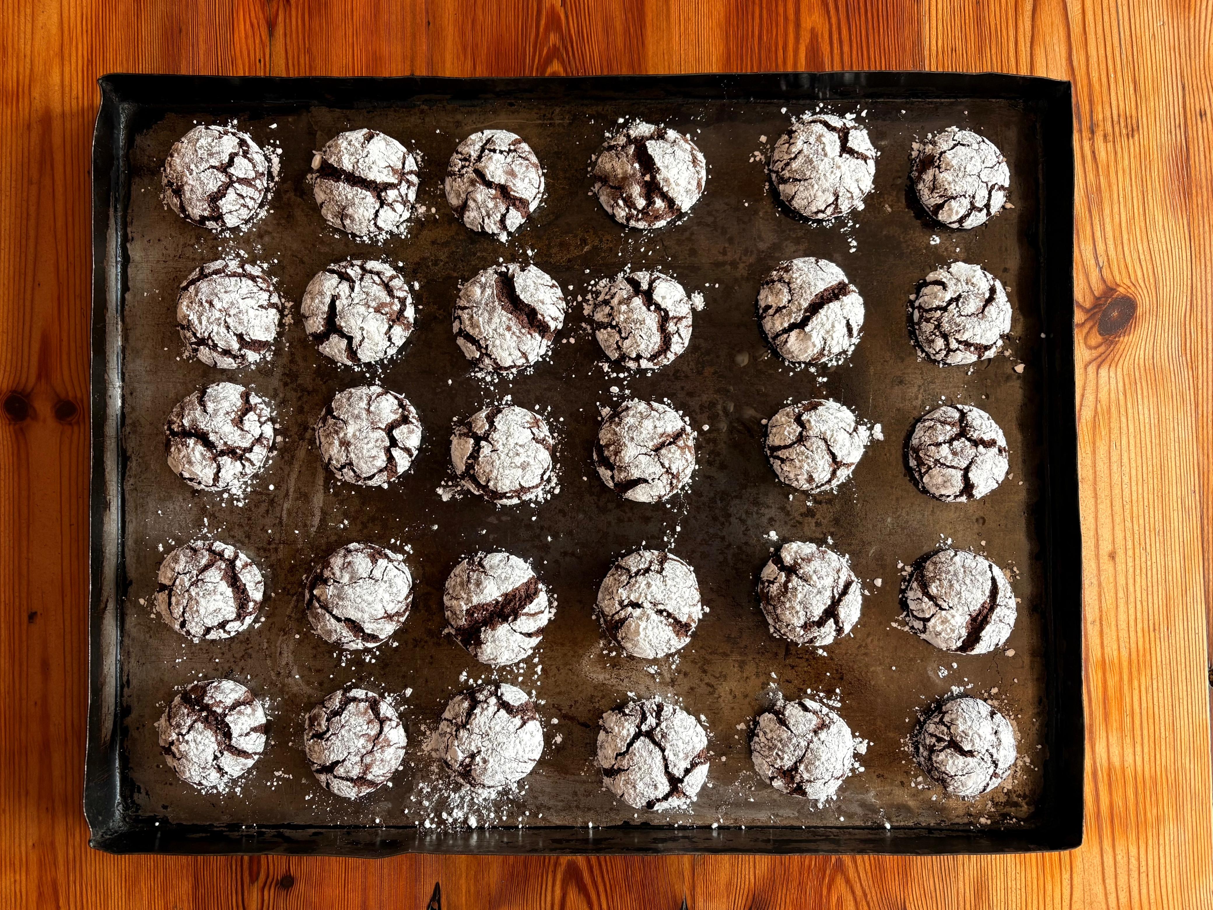 Dosyn sjokoladekoekies op 'n bord